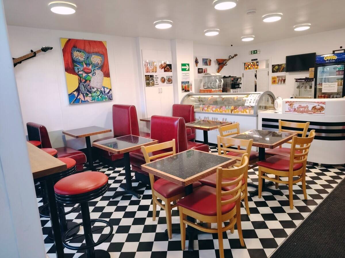 Cafe and desserts shop Photo 8