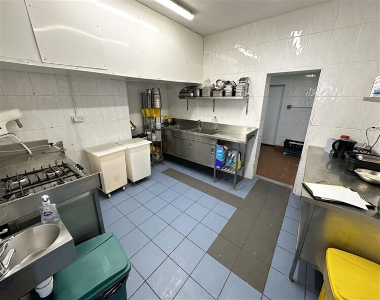 Spacious fish & chip takeaway, prominent Leicester corner