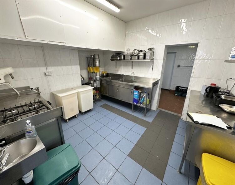 Spacious fish & chip takeaway, prominent Leicester corner