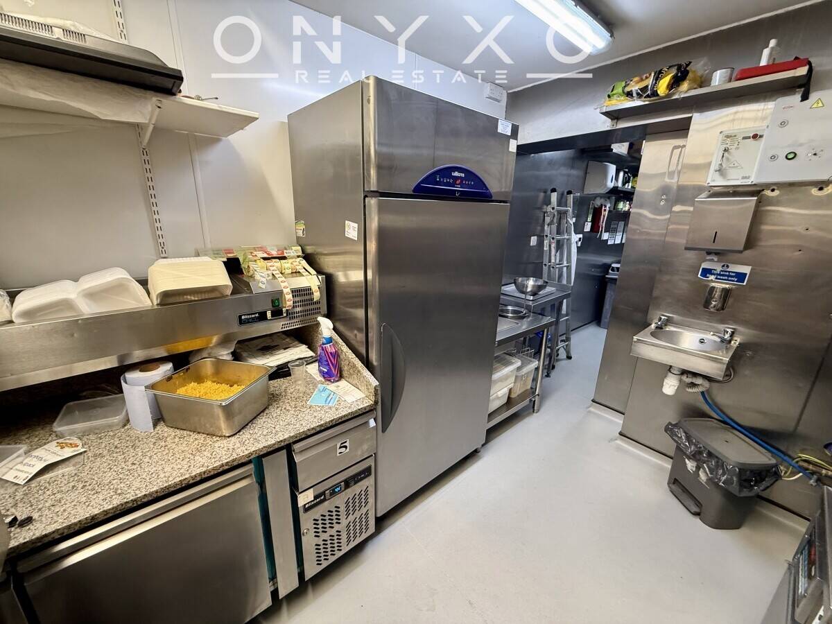 Newly Opened Fully Fitted Takeaway with Seating for Sale in North London Photo 7