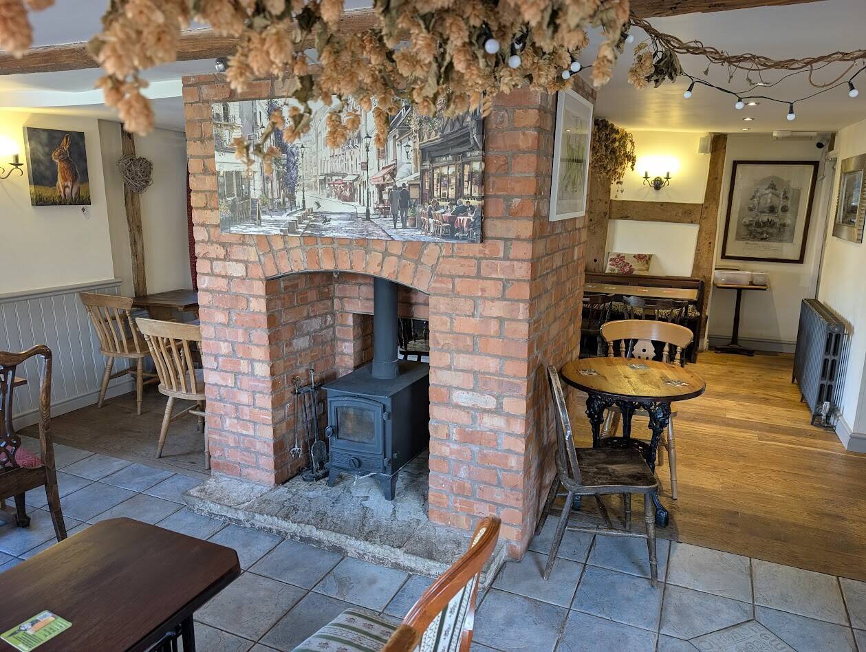 HEREFORDSHIRE - WELL-ESTABLISHED, CHARACTER, COTTAGE STYLE PUB IN PRIME VILLAGE LOCATION