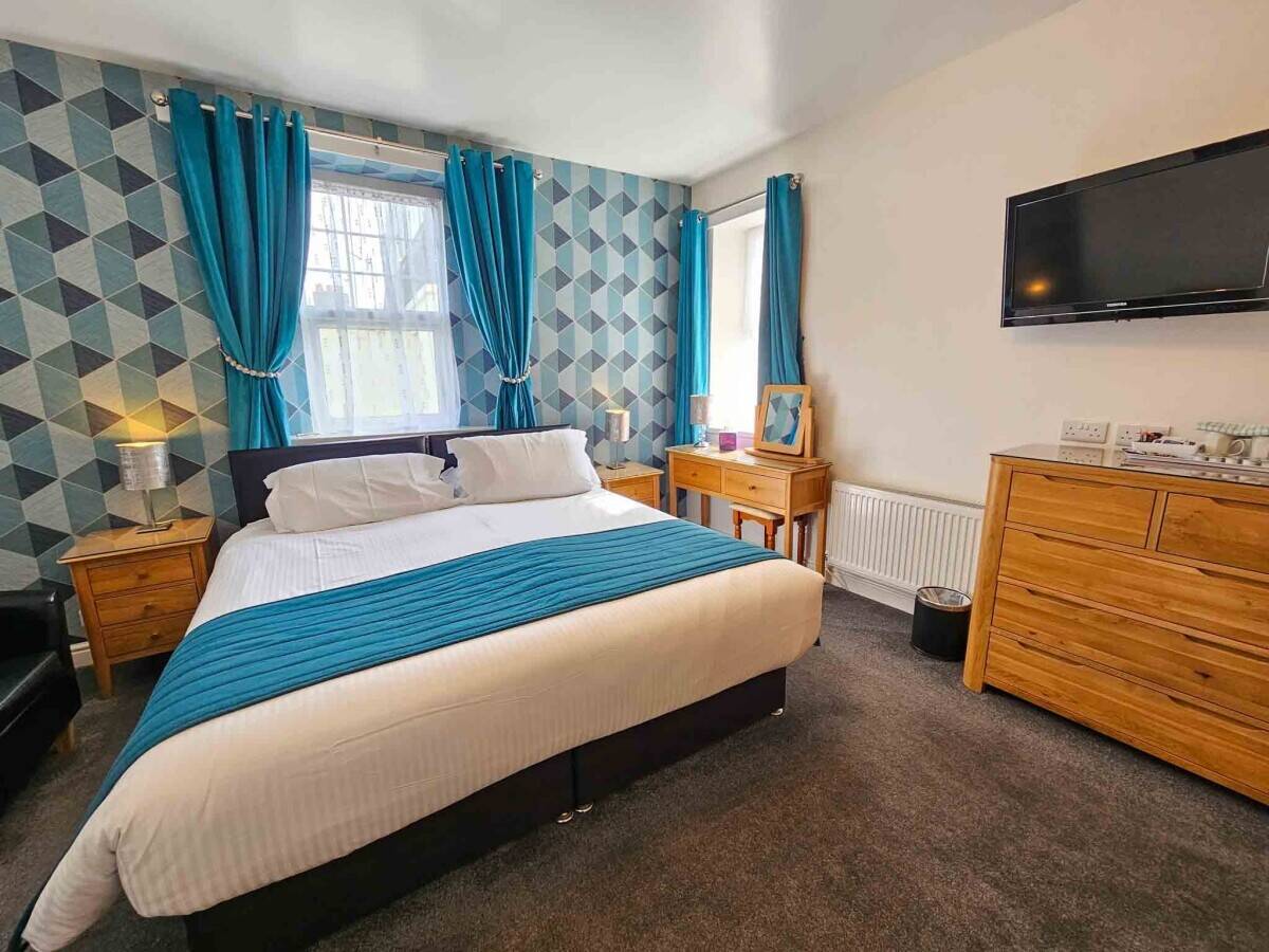 Profitable 15-Bedroom En-Suite Hotel Near Beach & Town Centre