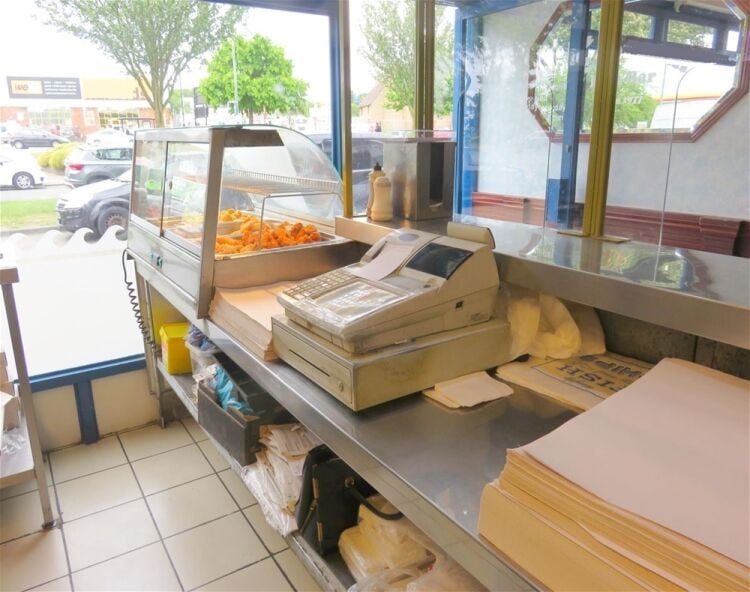 Long-established fish & chip shop, busy Sidcup parade Photo 7