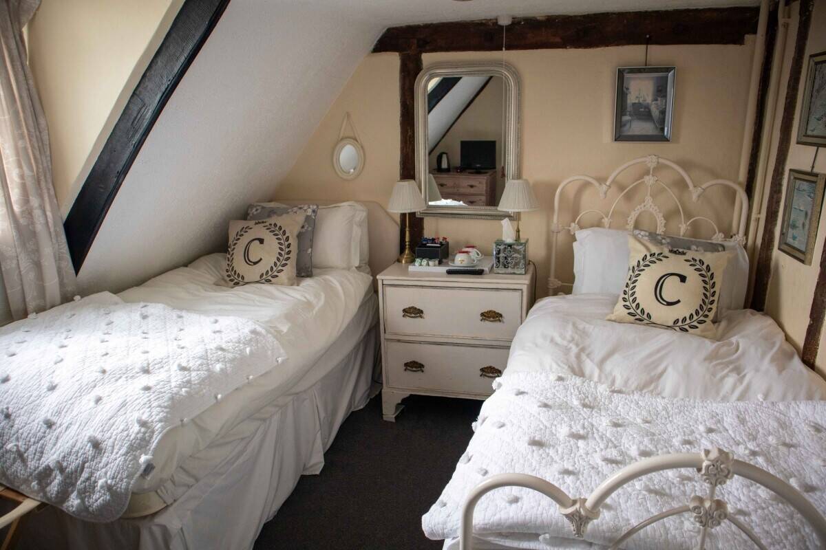 KENT - WELL-KNOWN HISTORIC PUB WITH FIVE LETTING ROOMS Photo 7