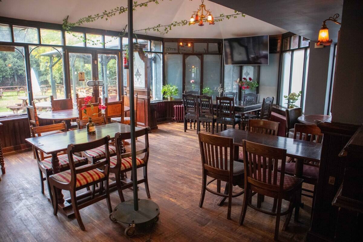 STREATHAM, LONDON - SUBSTANTIAL PUB WITH EXTENSIVE 12 ROOM ACCOMMODATION Photo 7