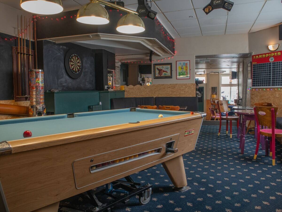 DEVON - PROMINENT WATERFRONT PUBLIC HOUSE WITH LETTING ROOMS IN SEASIDE TOWN