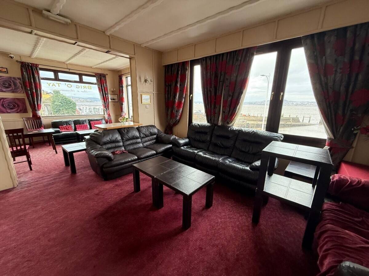 A Superbly Located Bar and Restaurant Overlooking The River Tay (ref 1812)