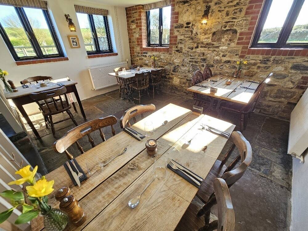 Iconic and Award Winning Free Of Tie Dorset Country Pub With A High Turnover & Exceptional Profits