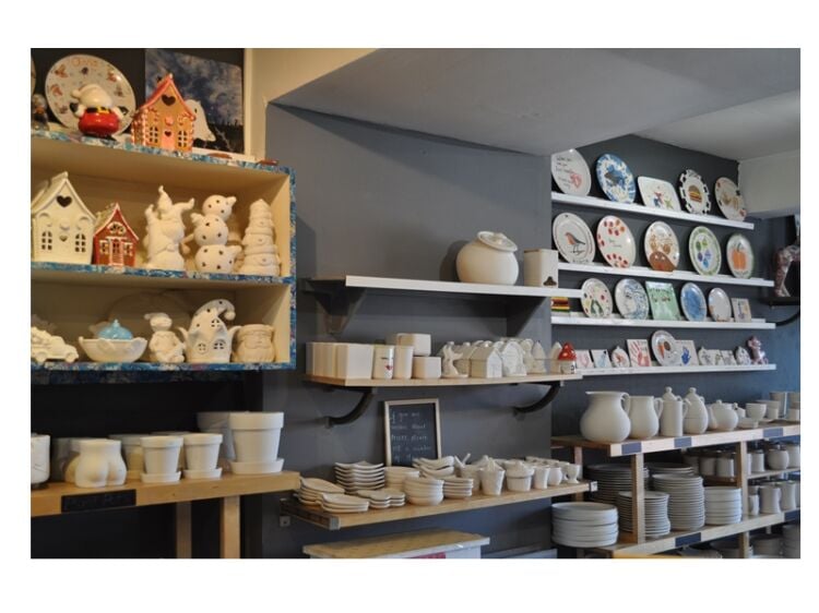 Unleash Your Creativity – Thriving Pottery Painting Studio