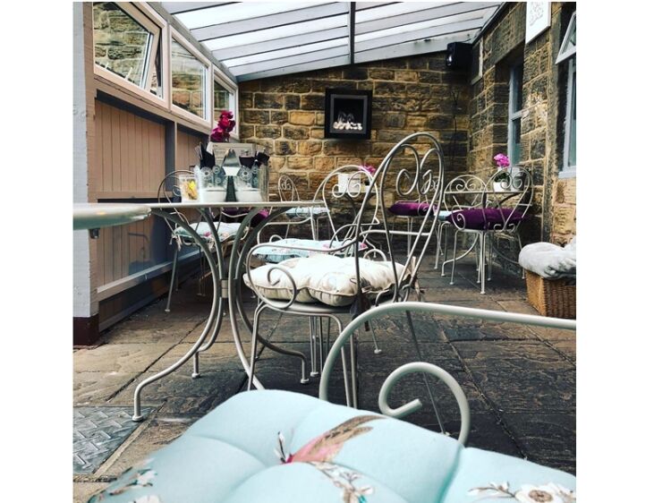 Lakeside Lifestyle – Vibrant Waterfront Bistro with Outdoor Dining Appeal