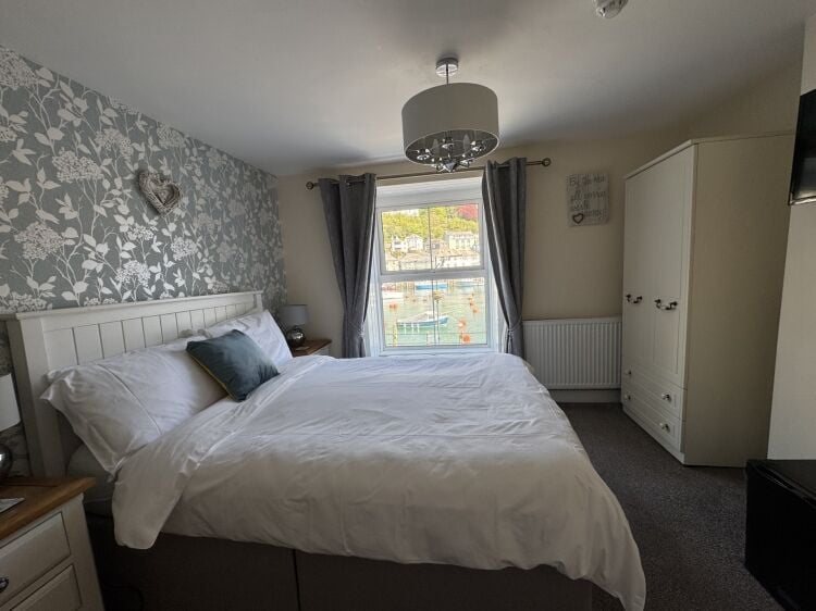 Freehold 5 Bedroom Guest House Located In Looe