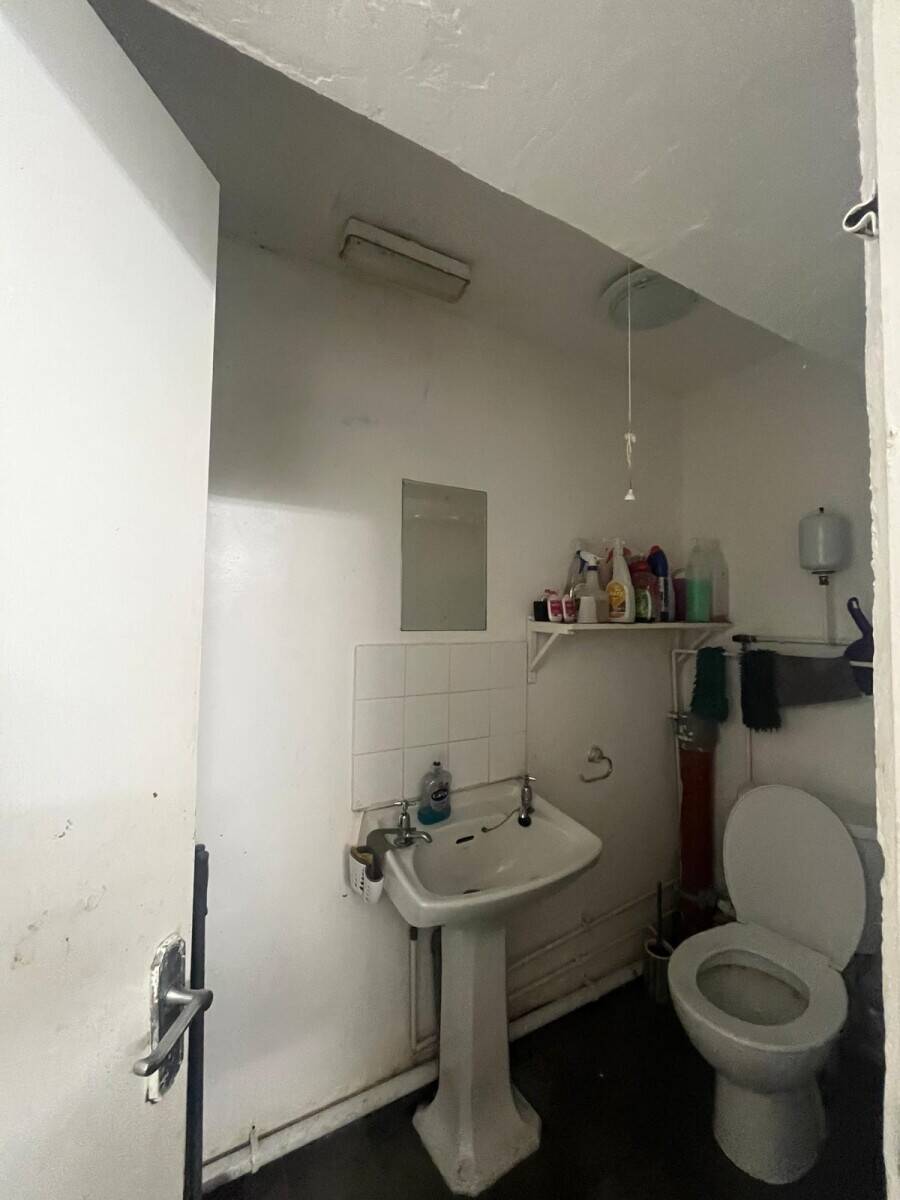 Beauty salon lease for sale in Hayes with potential growth in sales and good opportunity In Hayes Photo 6