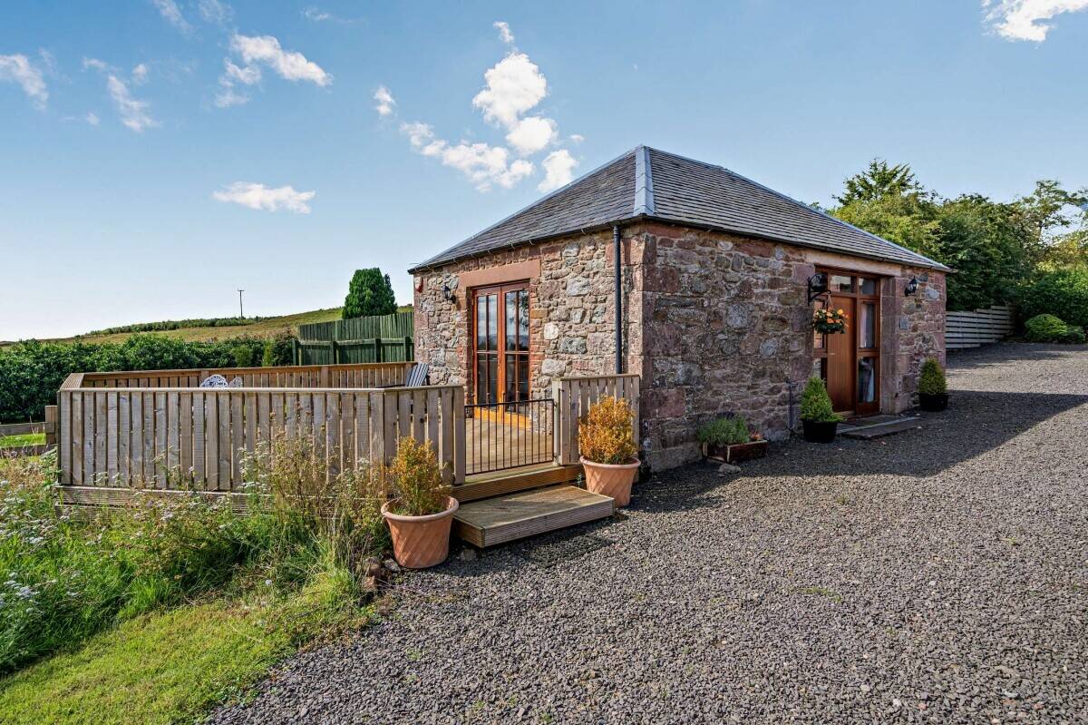 An exceptional house comprising 4 cottages (previously used as holiday rental), paddock and land. Photo 7