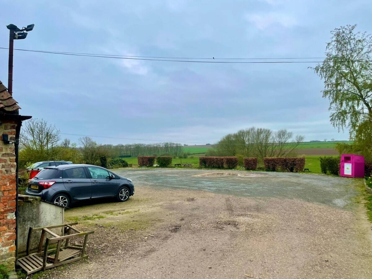 LINCOLNSHIRE - THREE BEDROOM PUB WITH LARGE CAR PARK