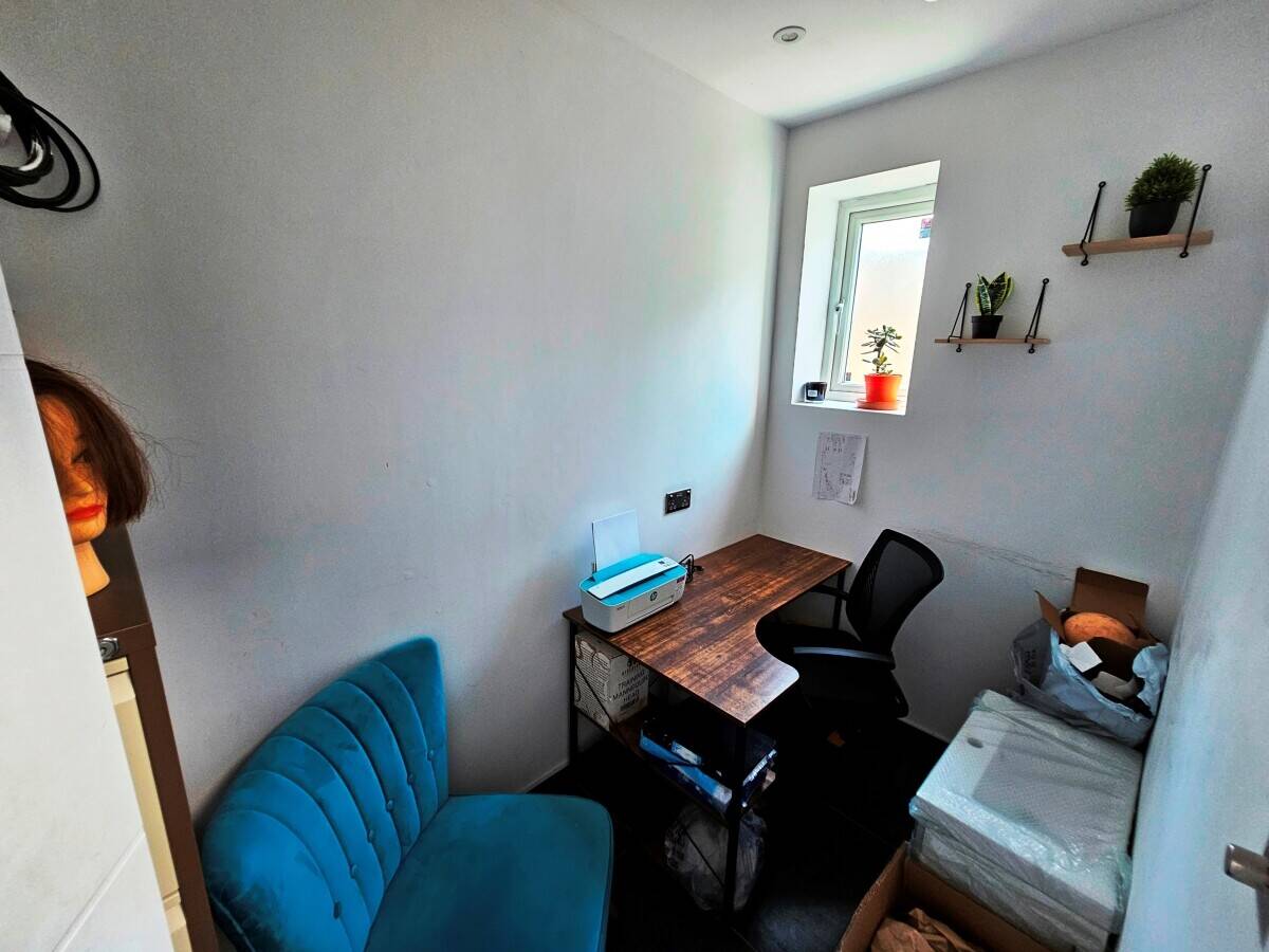 FREEHOLD HAIR & BEAUTY SALON + LARGE 3 BED FLAT – FOR SALE – SOUTH EAST LONDON