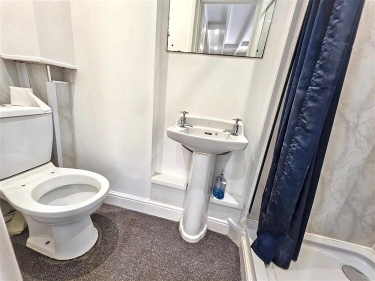 Auction Lot: Cottage/Studio Apartment in Paignton, Devon For Sale in Paignton Photo 7