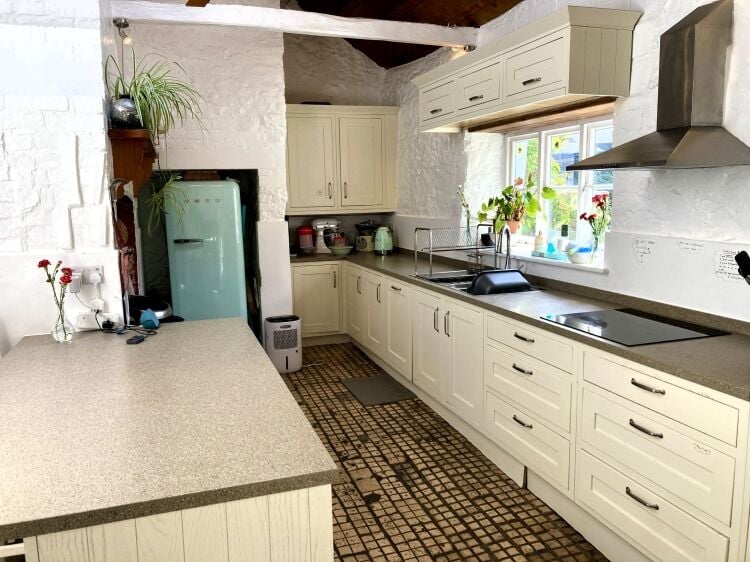 VERSATILE GUEST HOUSE offering WRITING RETREATS