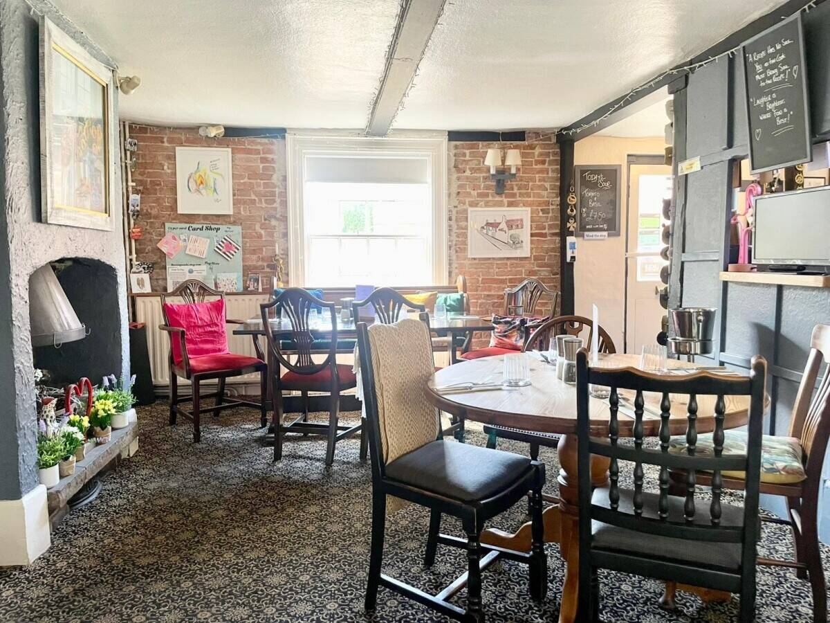 LINCOLNSHIRE - 5 BEDROOM PUB WITH DETACHED BREWERY