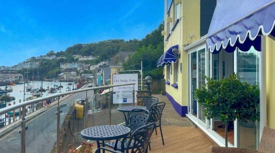 An Impressive 9-bedroom Hotel, Located by the Water’s Edge For Sale Photo 7