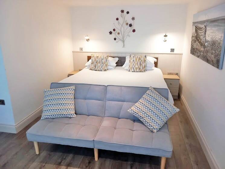 PEMBROKESHIRE – CHARACTER PREMISES WITH FIVE QUALITY EN SUITE LETTING ROOMS IN BUSY TOURIST DESTINAT