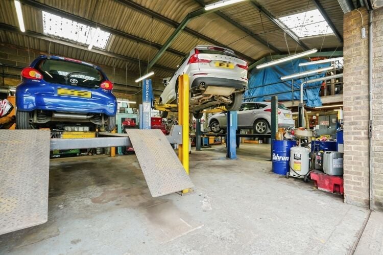 Well Established MOT Garage - Oxford Photo 7