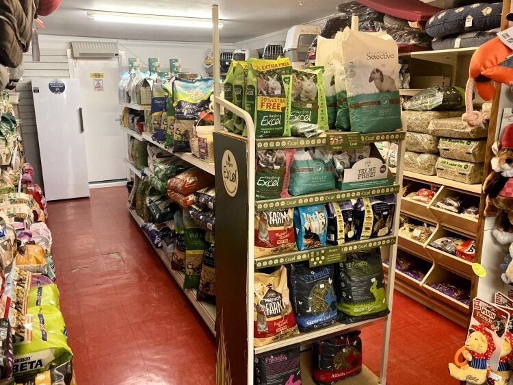 PET SUPPLIES & HAIR SALON (Operated by self-employed stylists)