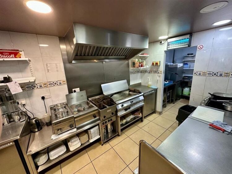 LEASEHOLD LIC. DAYTIME CAFE/RESTAURANT
WITH SELF CONTAINED 4 BED FLAT ABOVE Photo 7