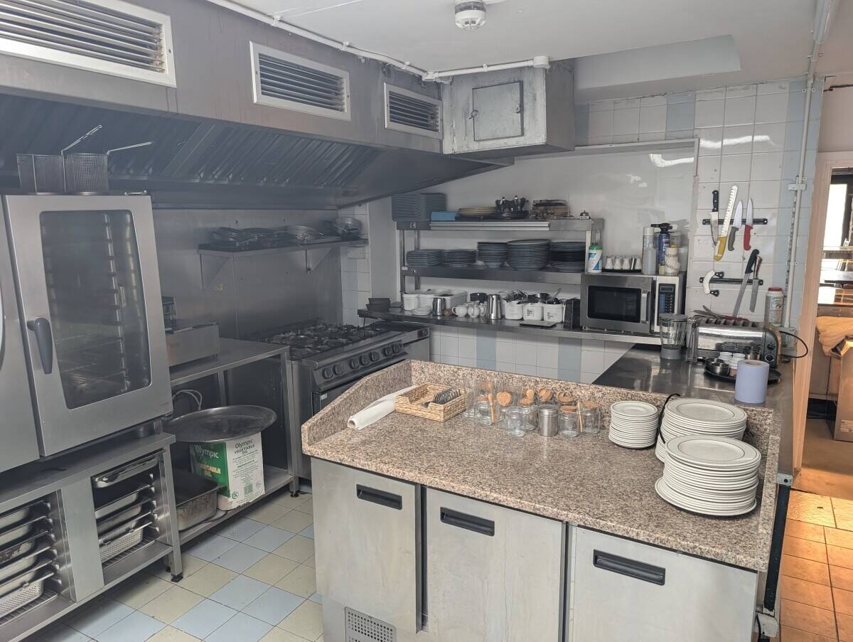 PEMBROKESHIRE - NEWLY RENOVATED 58 SEATER BAR & BISTRO FORMING PART OF HOTEL IN TOURIST DESTINATION Photo 7