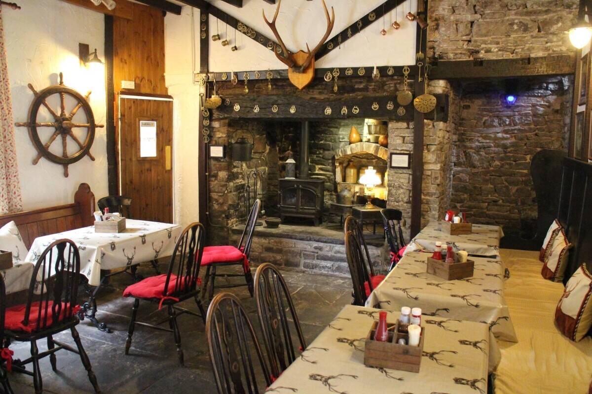 BRECON BEACONS - USK VALLEY CANALSIDE PUB WITH EXCELLENT ACCOMMODATION