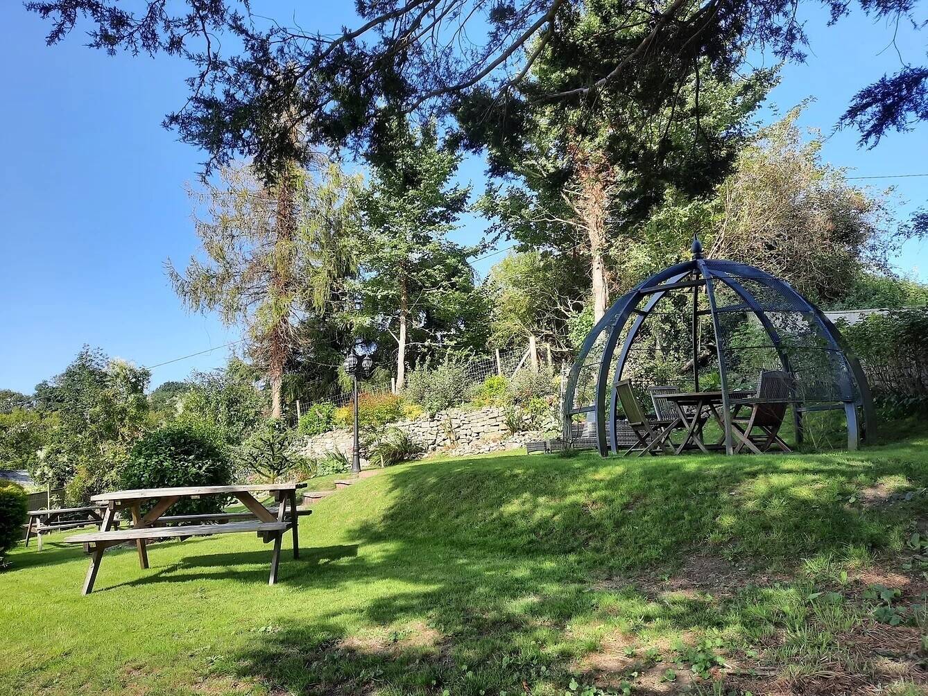 WILTSHIRE - PRESTIGIOUS VILLAGE FREEHOUSE WITH LETTING ACCOMMODATION