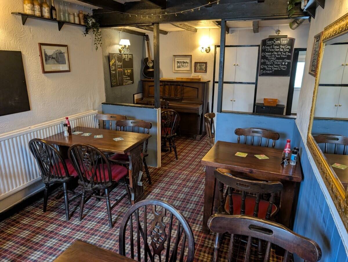 CARMARTHENSHIRE - TRADITIONAL VILLAGE PUB WITH ADDITIONAL ONE BEDROOM COTTAGE Photo 7