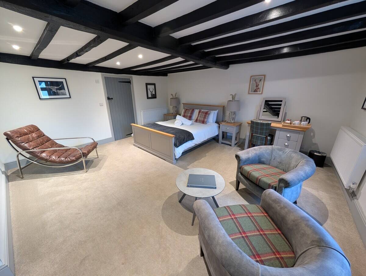 SHROPSHIRE - MAIN ROAD COUNTRY INN WITH LETTING ROOMS