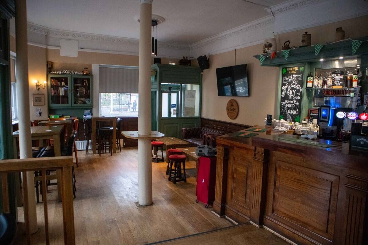 LONDON - PROMINENT FREEHOLD PUB BY MAJOR STADIUM AND STATION Photo 7