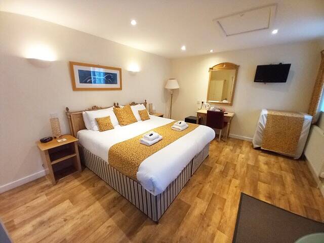 OXFORDSHIRE – VALE OF WHITE HORSE VILLAGE INN Photo 7