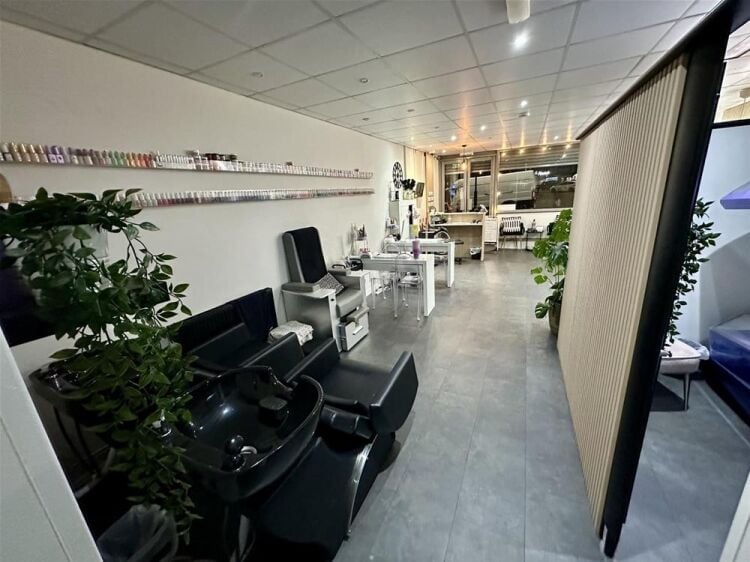 LEASEHOLD
HAIR & BEAUTY SALON
SELF CONTAINED 2 BED FLAT ABOVE COVERS MOST OF RENT Photo 7