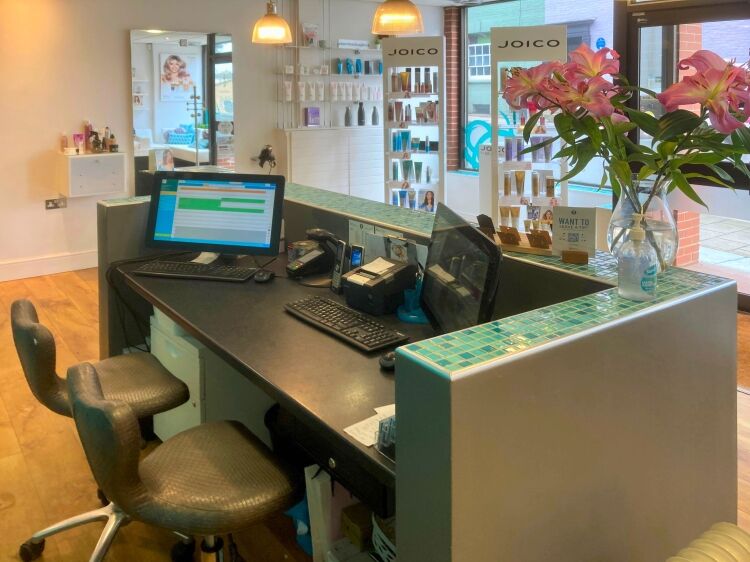 FULLY EQUIPPED HAIR & BEAUTY SALON PREMISES Photo 7