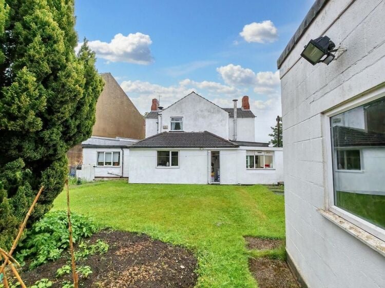 FREEHOLD TAKEAWAY WITH 3-BED ACCOMMODATION & DEVELOPMENT POTENTIAL Photo 7