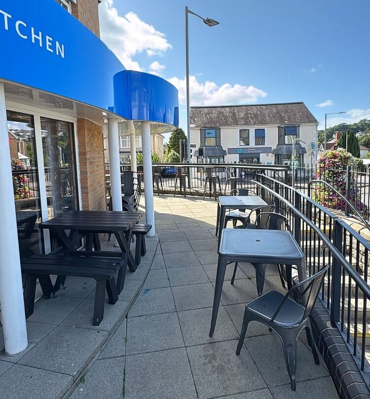 Upmarket café-restaurant seating 70+ in well populated suburb Photo 7