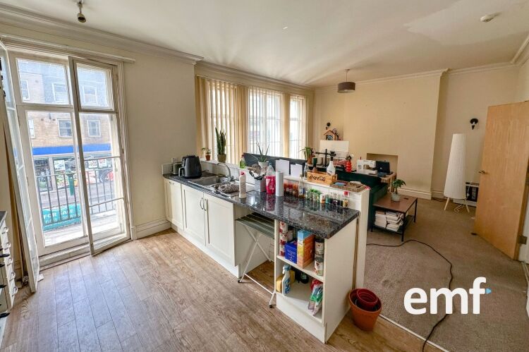 Let Commercial Investment With 4 Let Flats Photo 7
