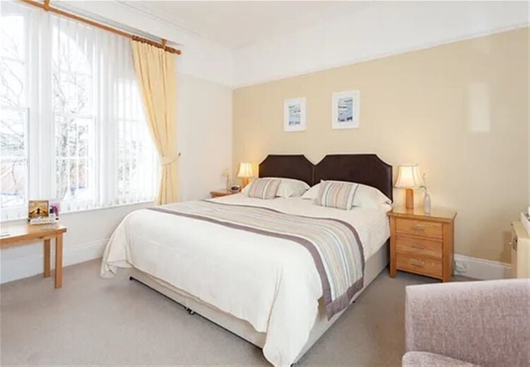 Charming Highly Rated 6-Bed Guest House in Torquay For Sale in Torquay