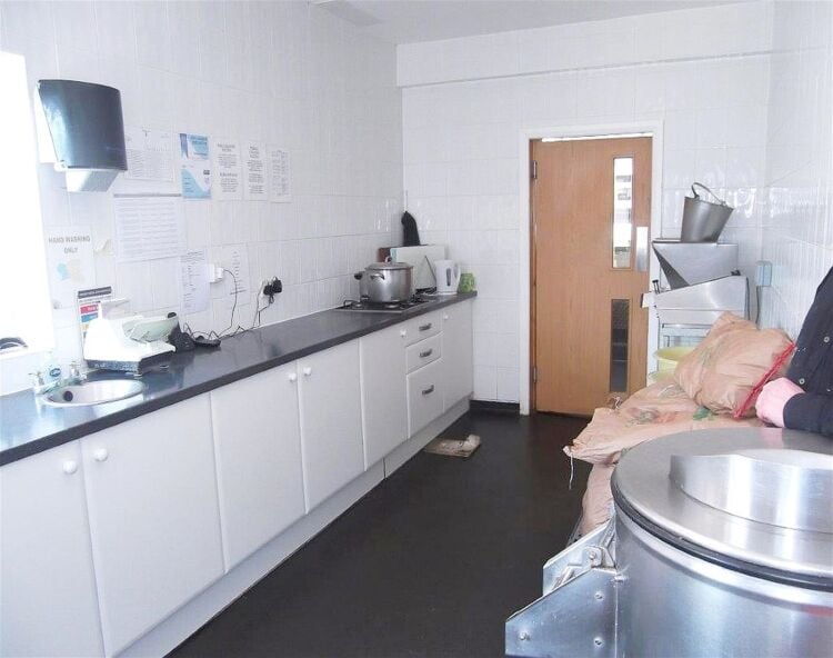 Modern fish & chip lock-up, Fleetwood residential pitch Photo 7
