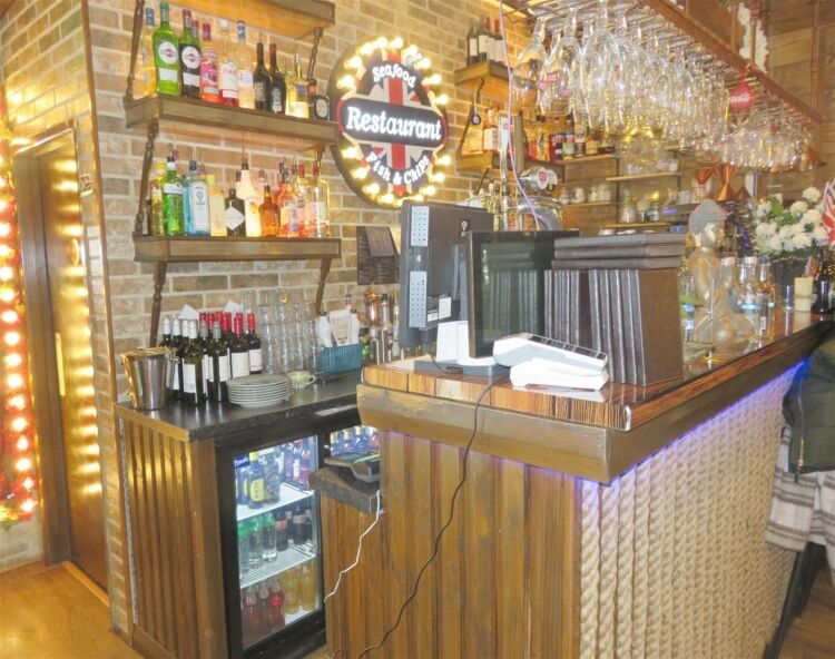 Spacious 60-cover licensed restaurant and takeaway, Hornchurch