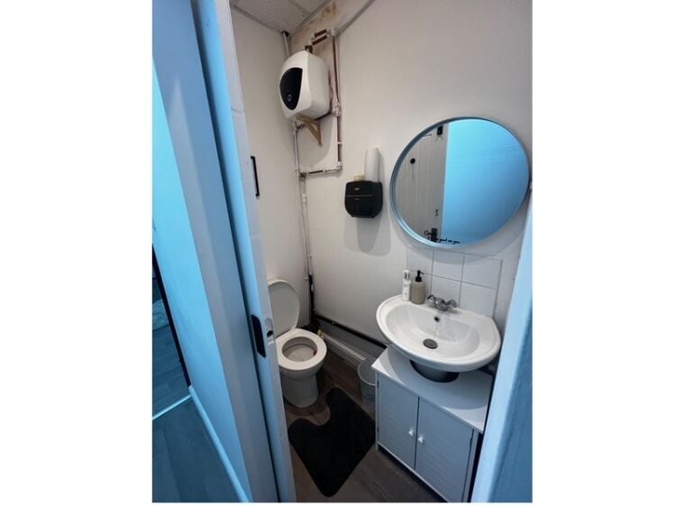 STYLISH & ESTABLISHED BEAUTY STUDIO IN SALFORD Photo 7