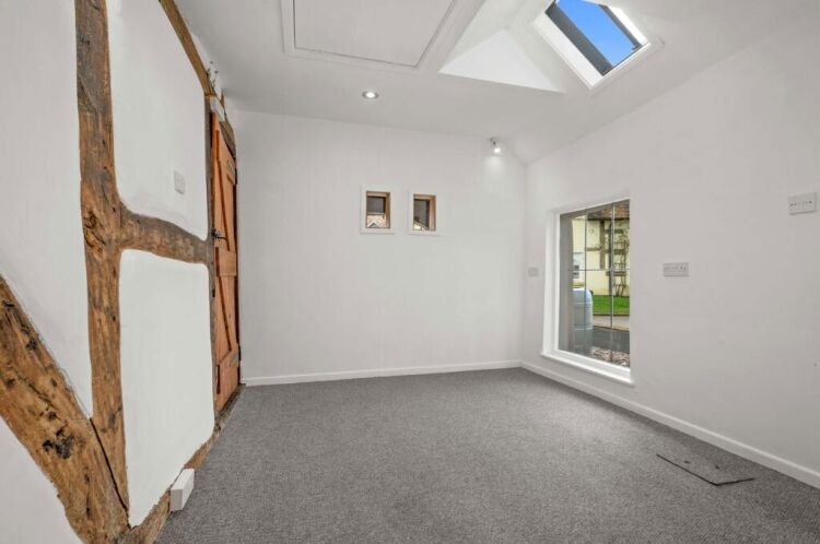 Charming Commercial Property To-Let Located In Claverdon Photo 7