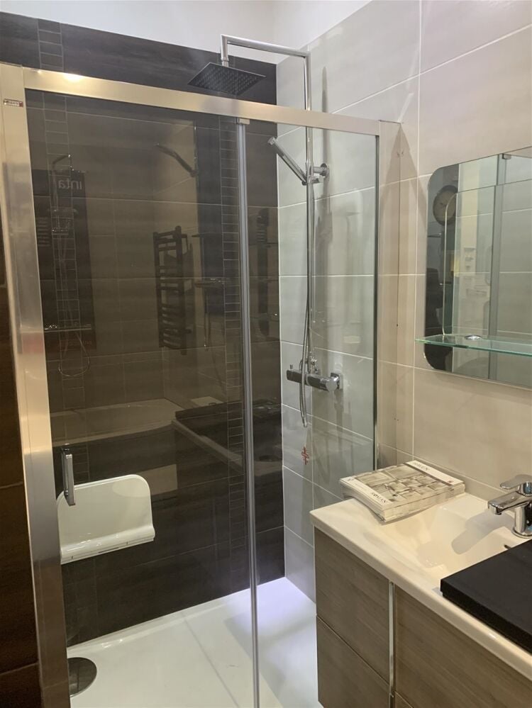 BESPOKE BATHROOM SALES & FITTING CENTRE IN EDINBURGH SUBURB