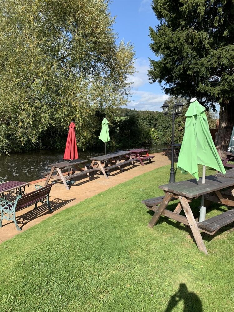 STUNNING FINE DINING ITALIAN RESTAURANT & BAR WITH FAMILY APARTMENT NEAR NEWARK