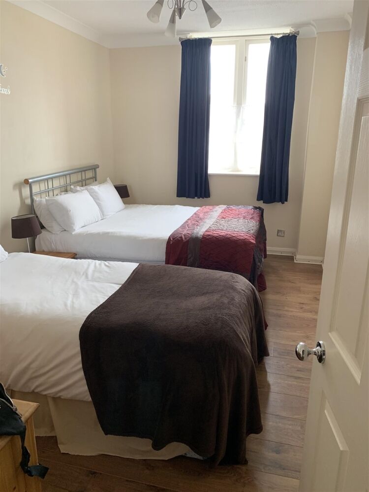 FREEHOLD B&B OR SELF CATERING APARTMENTS WITH LICENSED BAR & RESTAURANT IN PEMBROKE DOCK