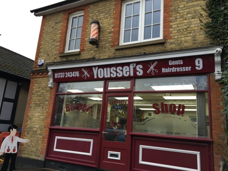 FREEHOLD OR LEASEHOLD GENTS HAIR SALON WITH PRIVATE APARTMENT IN REIGATE