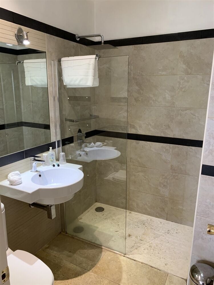 STUNNING FREEHOLD BED & BREAKFAST GUEST HOUSE IN STRATFORD UPON AVON
