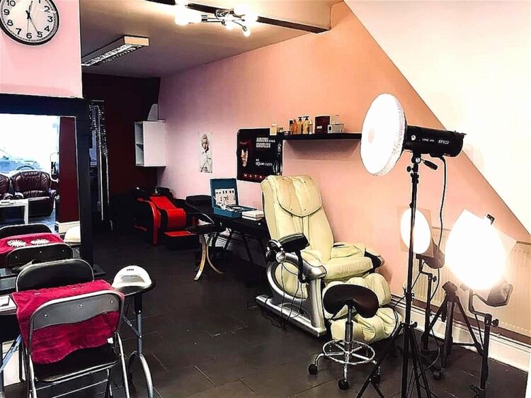STYLISH UNISEX HAIR SALON WITH PRIVATE APARTMENT IN ST HELENS Photo 8